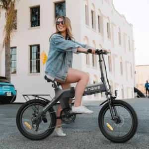 chica con la engwe c20 pro