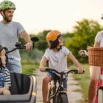 Niños al cole en bicicleta eléctrica