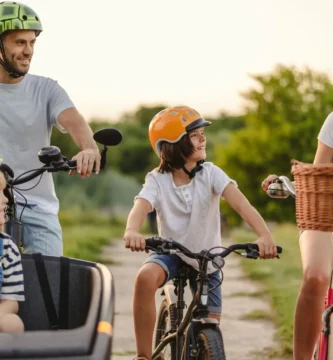 Niños al cole en bicicleta eléctrica