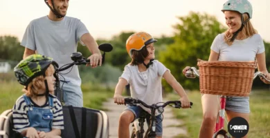 Niños al cole en bicicleta eléctrica